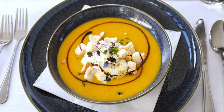 Svatomartinské menu o 4 chodech: jatýrka, dýňová polévka, kachní stehna, dezert i sklenka vína