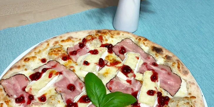 Jedna nebo dvě pizzy o průměru 32 cm podle výběru z 9 druhů