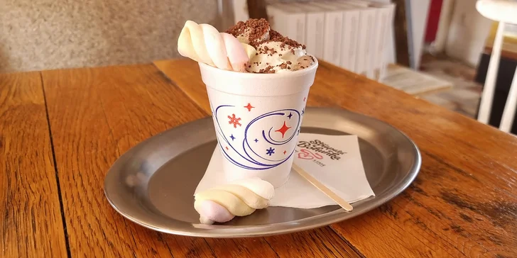 Sladké potěšení pro jednoho i pro dva: latté, čokoláda nebo horký nápoj a dezert k tomu