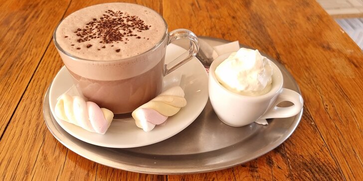 Sladké potěšení pro jednoho i pro dva: latté, čokoláda nebo horký nápoj a dezert k tomu