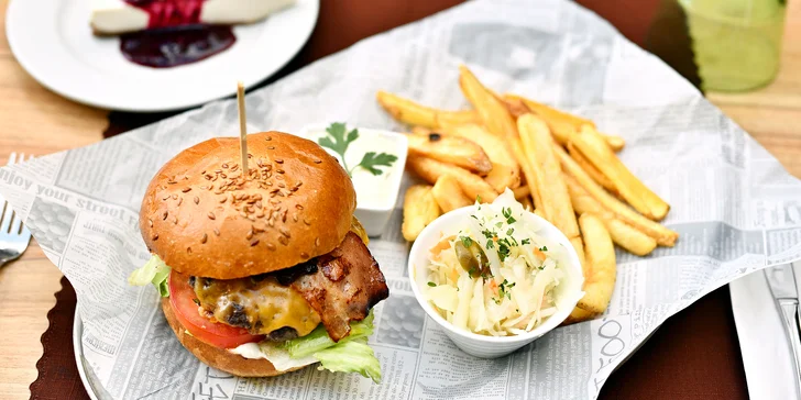 Posezení u Karlova mostu: burger podle výběru, hranolky, salát a cheesecake