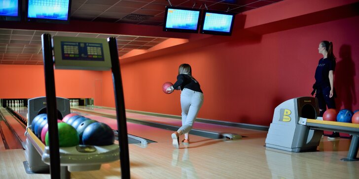 1 nebo 2 hodiny bowlingu až pro 8 osob: moderní dráhy v hotelu Palcát, zapůjčení obuvi