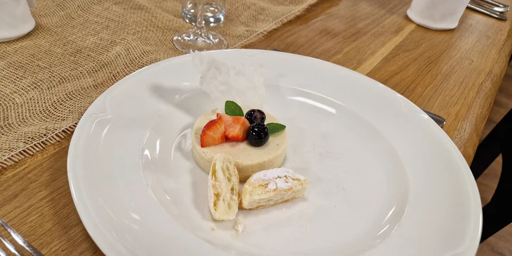 Relax ve venkovním wellness sudu i 5chodové degustační menu pro 2 osoby v letovisku Chobot