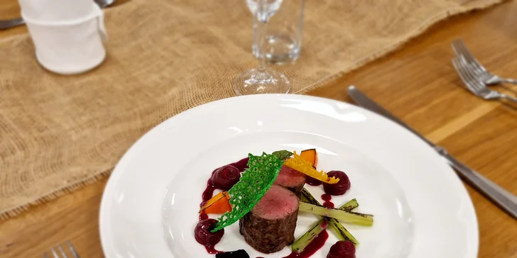 Relax ve venkovním wellness sudu i 5chodové degustační menu pro 2 osoby v letovisku Chobot