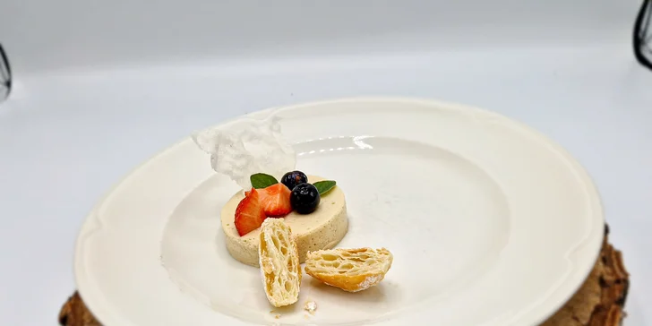 Relax ve venkovním wellness sudu i 5chodové degustační menu pro 2 osoby v letovisku Chobot