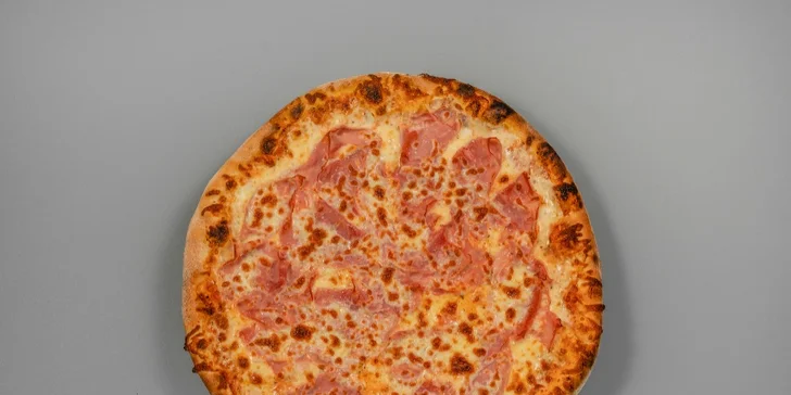Pizza doma: pochutnejte si na pizze dle výběru a nadýchané těsto spláchněte čepovaným Ostravarem