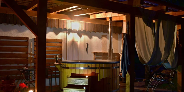 Relax ve venkovním wellness sudu i 5chodové degustační menu pro 2 osoby v letovisku Chobot