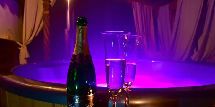 Relax ve venkovním wellness sudu i 5chodové degustační menu pro 2 osoby v letovisku Chobot