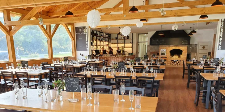 Relax ve venkovním wellness sudu i 5chodové degustační menu pro 2 osoby v letovisku Chobot