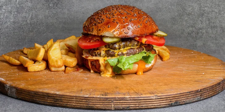 Burger podle výběru z 6 druhů, steakové hranolky a nealko nápoj pro 1 osobu