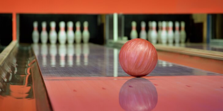 1 nebo 2 hodiny bowlingu až pro 8 osob: moderní dráhy v hotelu Palcát