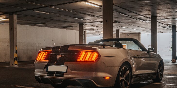 Vítr ve vlasech: zážitková jízda s focením i pronájem Mustang Cabriolet