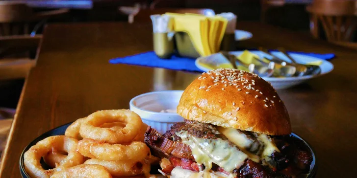 1 či 2 burgery z hovězího žebra v sezamové bulce se slaninou, čedarovou omáčkou a cibulovými kroužky
