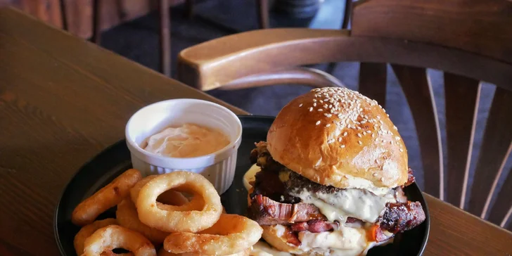 1 či 2 burgery z hovězího žebra v sezamové bulce se slaninou, čedarovou omáčkou a cibulovými kroužky