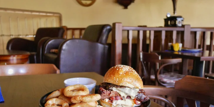 1 či 2 burgery z hovězího žebra v sezamové bulce se slaninou, čedarovou omáčkou a cibulovými kroužky
