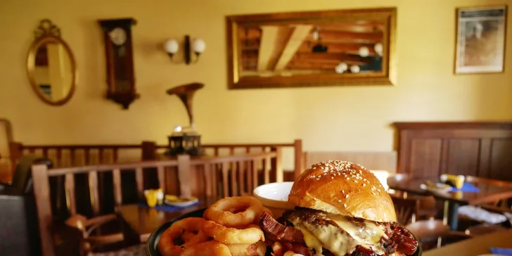 1 či 2 burgery z hovězího žebra v sezamové bulce se slaninou, čedarovou omáčkou a cibulovými kroužky