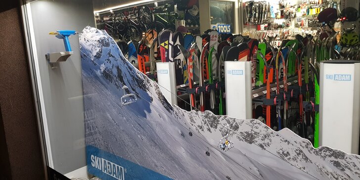 Servis lyží nebo snowboardu: broušení, oprava skluznice i voskování