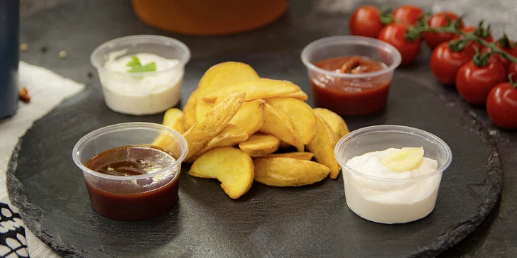 Masové potěšení do krabičky: burger s hranolky, bramborami, kroketami nebo kroužky