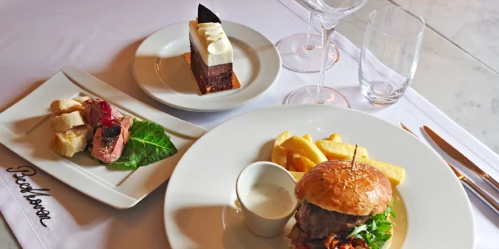 Tříchodové menu dle výběru pro dva: vepřová panenka s rizotem, telecí burger či zapečené noky