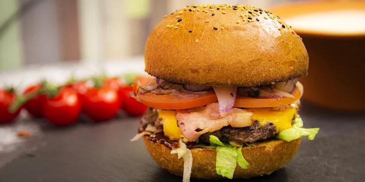 Masové potěšení do krabičky: burger s hranolky, bramborami, kroketami nebo kroužky