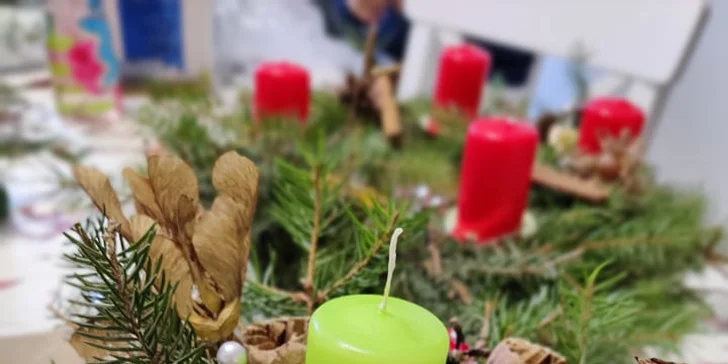 Vánoční výroba dekorací a dárků: věnce, svíčky i ekologické balení dárků