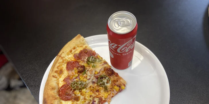 Zažeňte hlad i žízeň: čtvrtka pizzy podle výběru a Coca-Cola pro 1 osobu