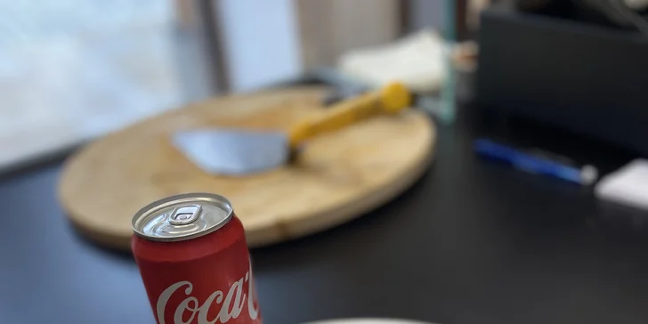 Zažeňte hlad i žízeň: čtvrtka pizzy podle výběru a Coca-Cola pro 1 osobu