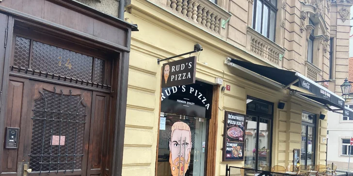 Zažeňte hlad i žízeň: čtvrtka pizzy podle výběru a Coca-Cola pro 1 osobu