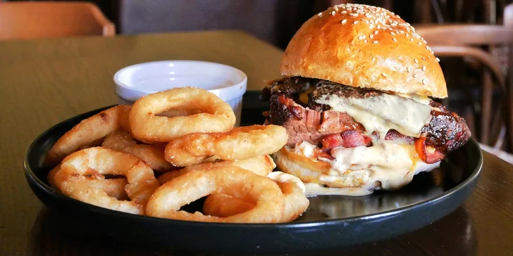 1 či 2 burgery z hovězího žebra v sezamové bulce se slaninou, čedarovou omáčkou a cibulovými kroužky
