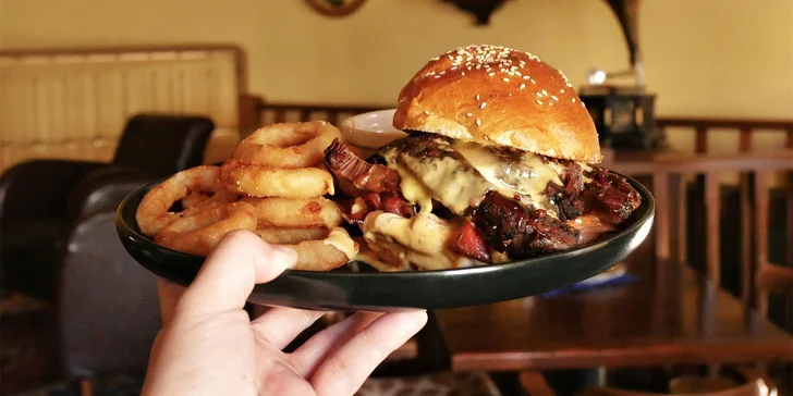 1 či 2 burgery z hovězího žebra v sezamové bulce se slaninou, čedarovou omáčkou a cibulovými kroužky