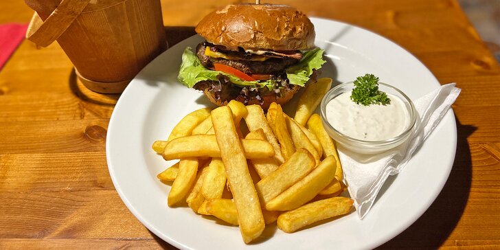 Hovězí burger se steakovými hranolky a domácí tatarkou pro 1 či 2 osoby
