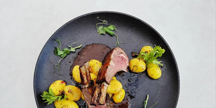 Menu o třech chodech pro 2 osoby: grilované špalíčky či jehněčí hřebínek i lahev vína
