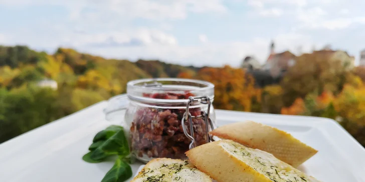 Menu o třech chodech pro 2 osoby: grilované špalíčky či jehněčí hřebínek i lahev vína