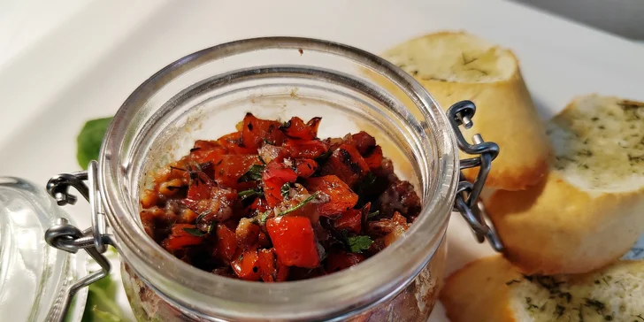 Menu o třech chodech pro 2 osoby: grilované špalíčky či jehněčí hřebínek i lahev vína