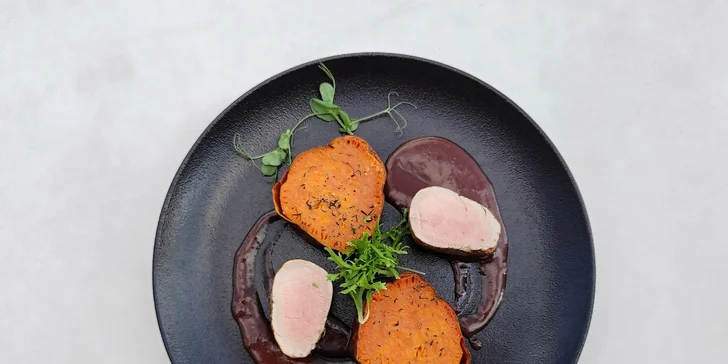 Menu o třech chodech pro 2 osoby: grilované špalíčky či jehněčí hřebínek i lahev vína