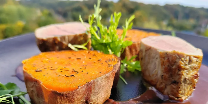 Menu o třech chodech pro 2 osoby: grilované špalíčky či jehněčí hřebínek i lahev vína