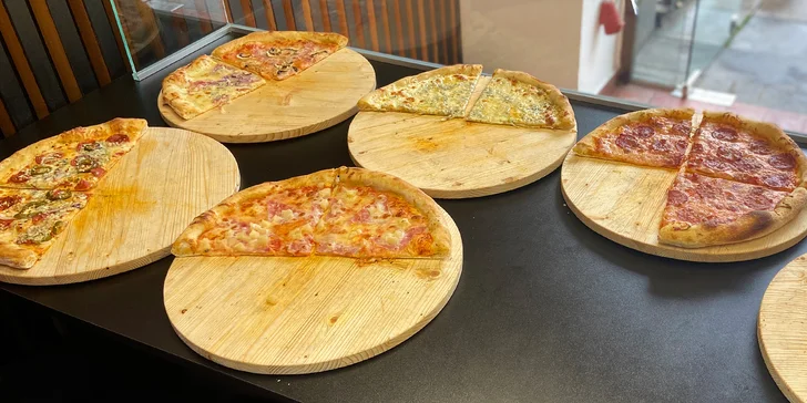 Zažeňte hlad i žízeň: čtvrtka pizzy podle výběru a Coca-Cola pro 1 osobu