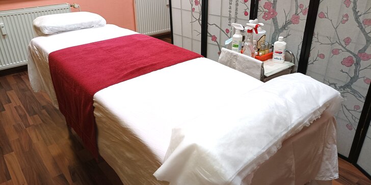 Relaxační aromaterapeutická masáž i hřebíčkový zábal zad a péče o nohy či ruce