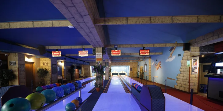Jedna či dvě hodiny u bowlingové dráhy, k tomu kuřecí řízečky či stripsy nebo dvě pizzy