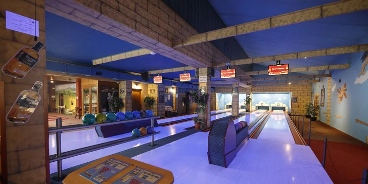 Jedna či dvě hodiny u bowlingové dráhy, k tomu kuřecí řízečky či stripsy nebo dvě pizzy