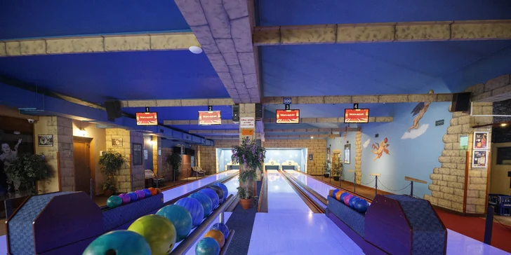 Jedna či dvě hodiny u bowlingové dráhy, k tomu kuřecí řízečky či stripsy nebo dvě pizzy