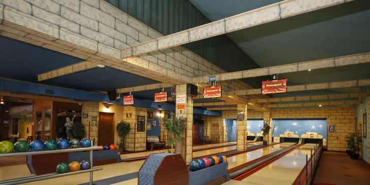 Jedna či dvě hodiny u bowlingové dráhy, k tomu kuřecí řízečky či stripsy nebo dvě pizzy