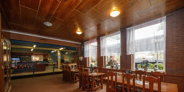 Bowling a k tomu řízečky či stripsy, pizzy nebo burger menu v Jaroměři