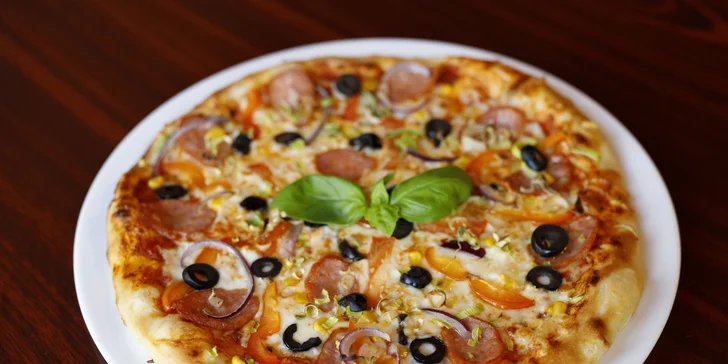 Jedna či dvě hodiny u bowlingové dráhy, k tomu kuřecí řízečky či stripsy nebo dvě pizzy