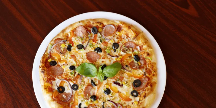 Jedna či dvě hodiny u bowlingové dráhy, k tomu kuřecí řízečky či stripsy nebo dvě pizzy