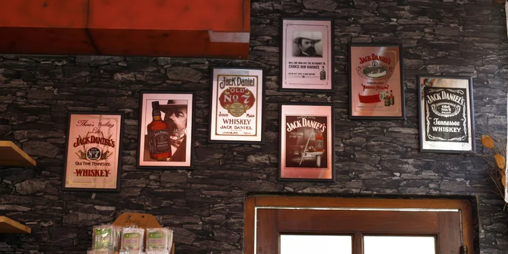 Jedna či dvě hodiny u bowlingové dráhy, k tomu kuřecí řízečky či stripsy nebo dvě pizzy
