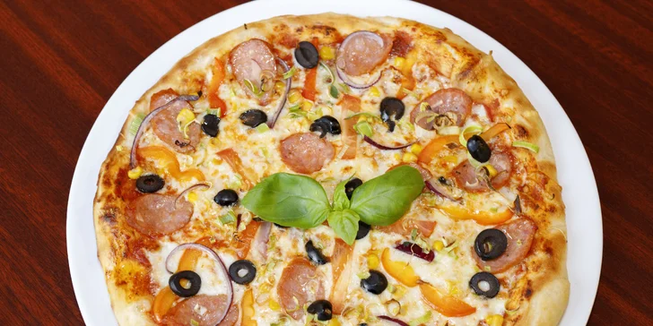 Jedna či dvě hodiny u bowlingové dráhy, k tomu kuřecí řízečky či stripsy nebo dvě pizzy