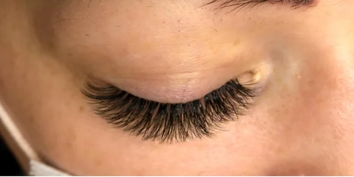 Krásné řasy i obočí: lash lifting, prodloužení řas 3D-5D i laminace obočí, včetně barvy