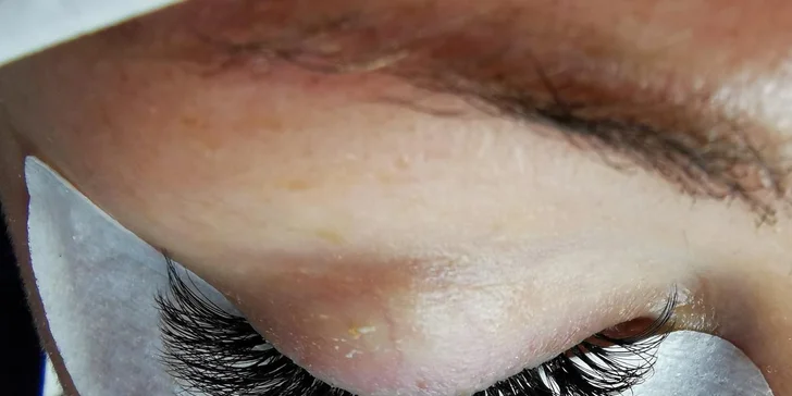 Krásné řasy i obočí: lash lifting, prodloužení řas 3D-5D i laminace obočí, včetně barvy