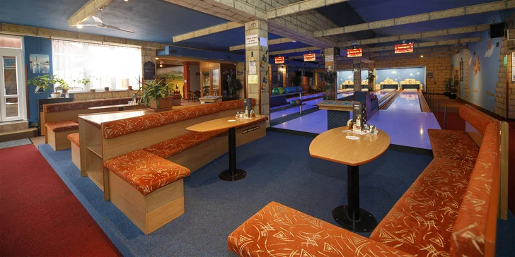 Bowling a k tomu řízečky či stripsy, pizzy nebo burger menu v Jaroměři